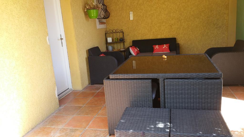 Petit Studio Au Calme Vila La Crau Exterior foto